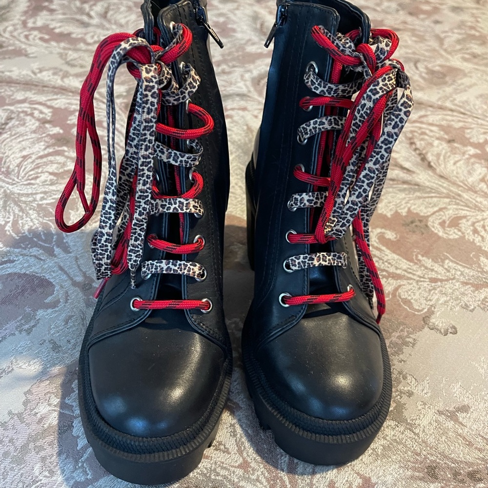 Combat style boots